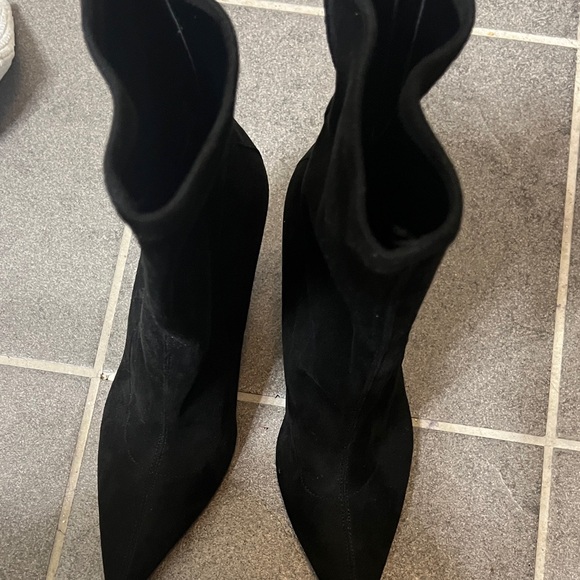 Size 10 women’s MARC FISHER LTD Kellen Black Suede Boots ankle - Picture 2 of 8